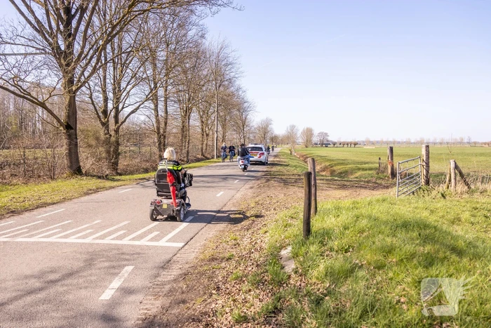 Man belandt met scootmobiel in droge sloot