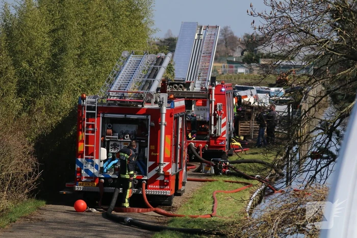 Overleden persoon aangetroffen na brand in garage
