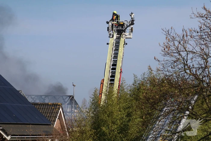 Overleden persoon aangetroffen na brand in garage