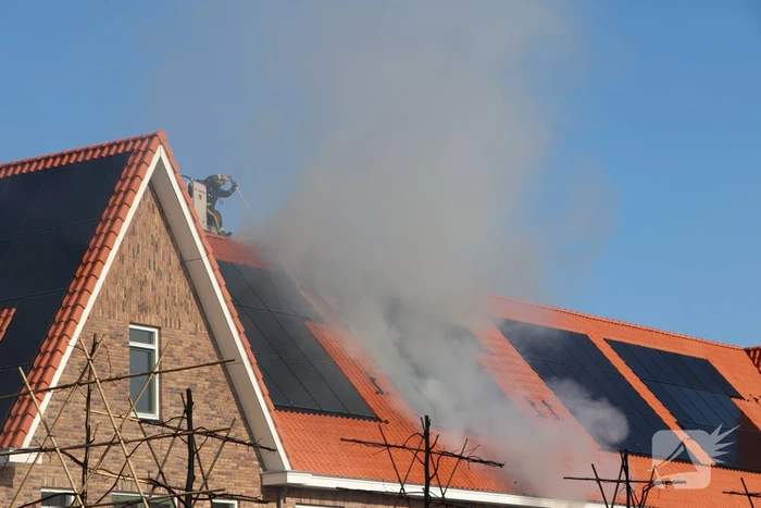 Zonnepanelen vliegen op dak in brand