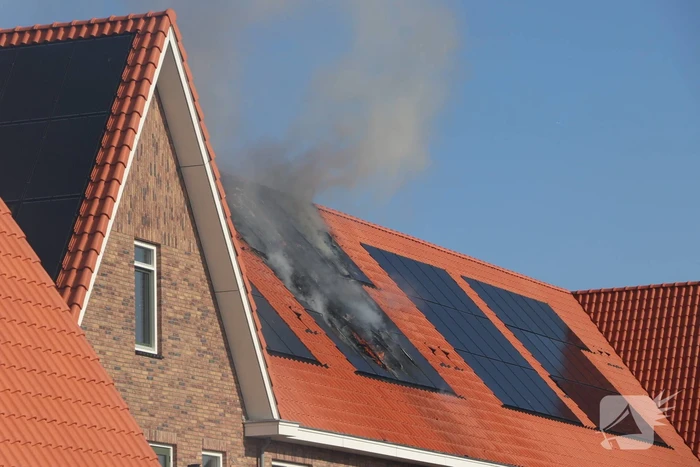 Zonnepanelen vliegen op dak in brand