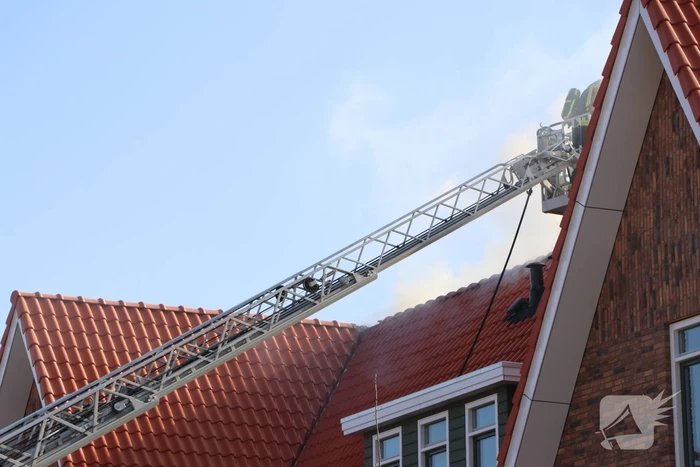 Zonnepanelen vliegen op dak in brand