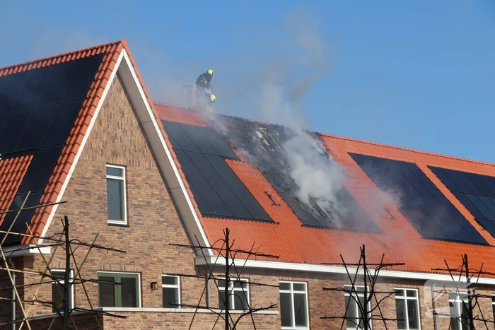 Zonnepanelen vliegen op dak in brand