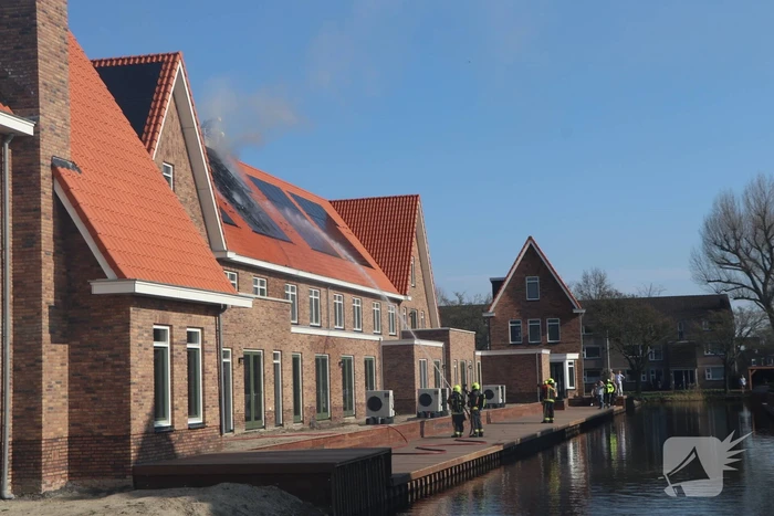 Zonnepanelen vliegen op dak in brand