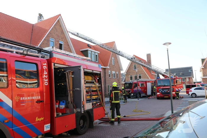 Zonnepanelen vliegen op dak in brand