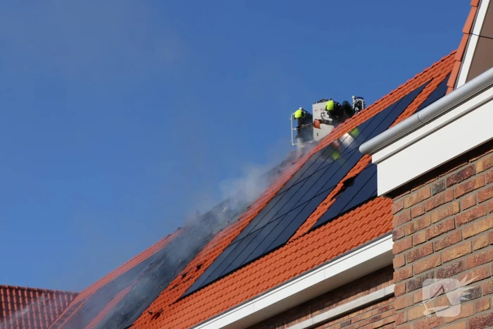 Zonnepanelen vliegen op dak in brand