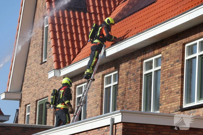 Zonnepanelen vliegen op dak in brand