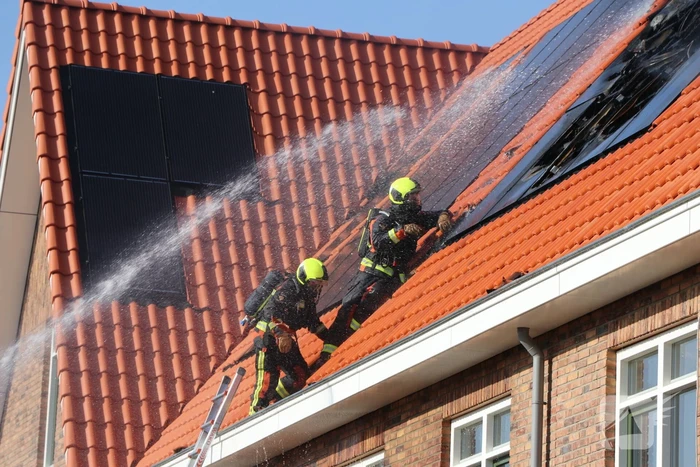 Zonnepanelen vliegen op dak in brand