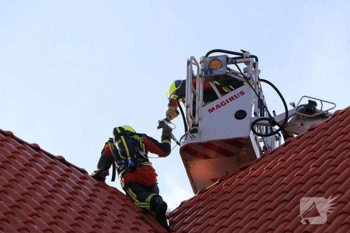Zonnepanelen vliegen op dak in brand