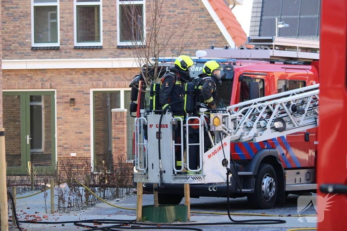 Zonnepanelen vliegen op dak in brand