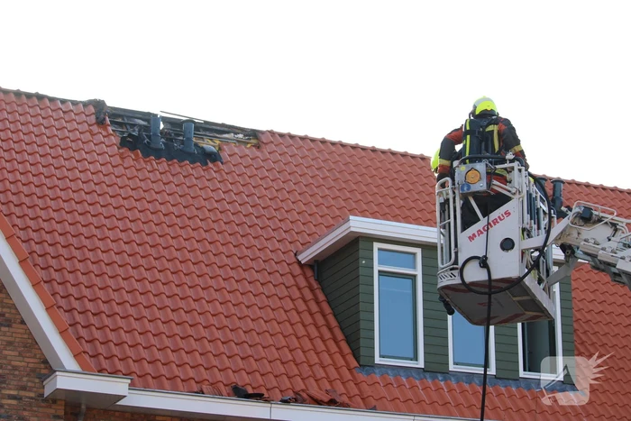 Zonnepanelen vliegen op dak in brand