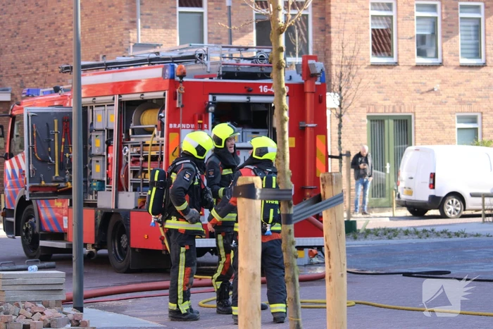 Zonnepanelen vliegen op dak in brand