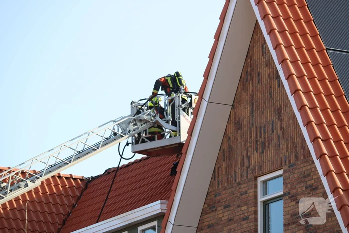Zonnepanelen vliegen op dak in brand