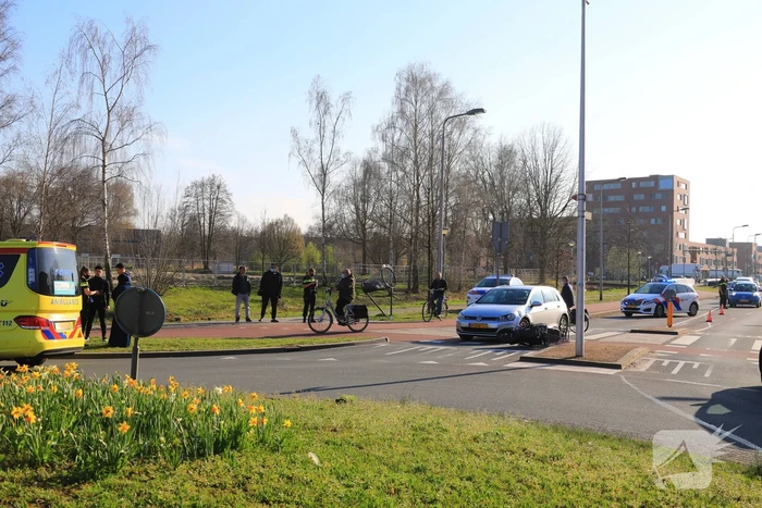 Scooter rijdt tegen auto aan