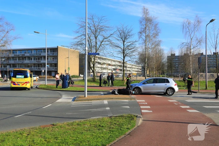 Scooter rijdt tegen auto aan