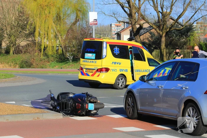 Scooter rijdt tegen auto aan