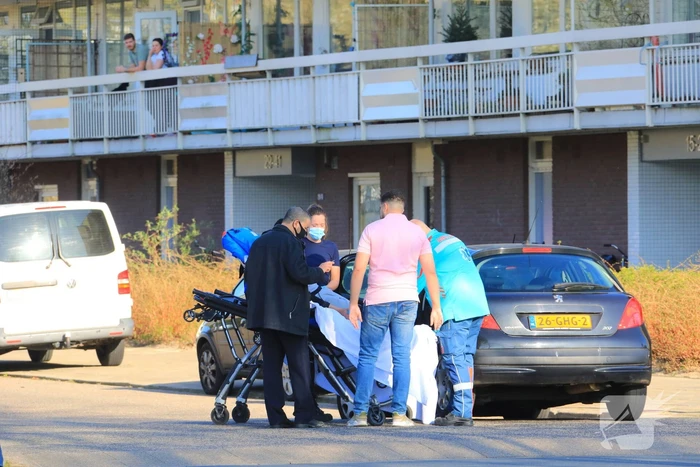 Scooter rijdt tegen auto aan