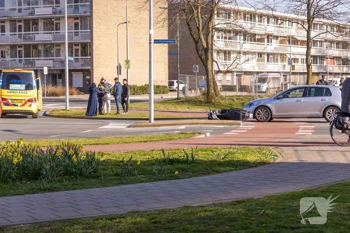 Scooter rijdt tegen auto aan