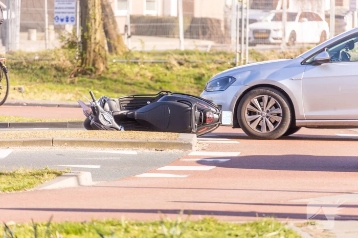 Scooter rijdt tegen auto aan