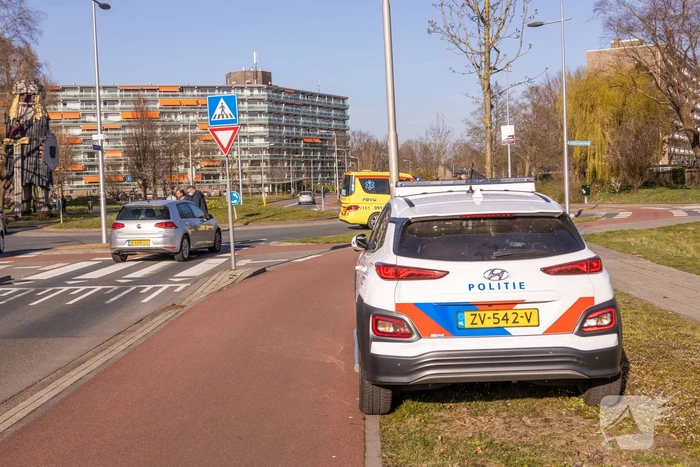 Scooter rijdt tegen auto aan