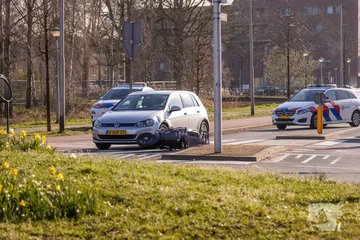 Scooter rijdt tegen auto aan
