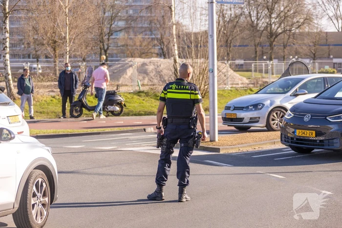Scooter rijdt tegen auto aan