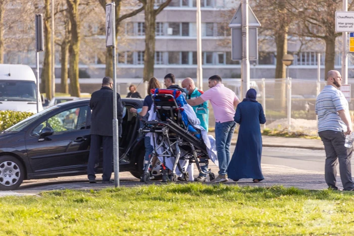 Scooter rijdt tegen auto aan