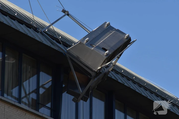 Glazenwasser vast in op hol geslagen lift