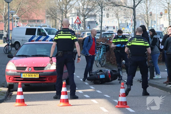Scooterrijder onderuit bij botsing met auto