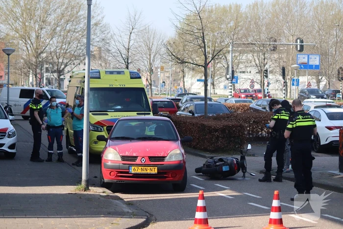 Scooterrijder onderuit bij botsing met auto