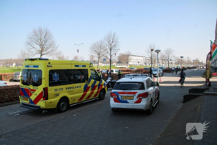Scooterrijder onderuit bij botsing met auto