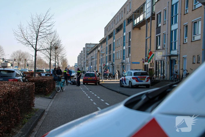 Scooterrijder onderuit bij botsing met auto