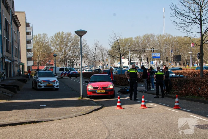 Scooterrijder onderuit bij botsing met auto
