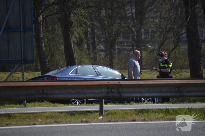Auto belandt in sloot bij verkeersongeval