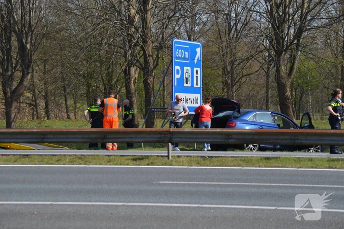 Auto belandt in sloot bij verkeersongeval