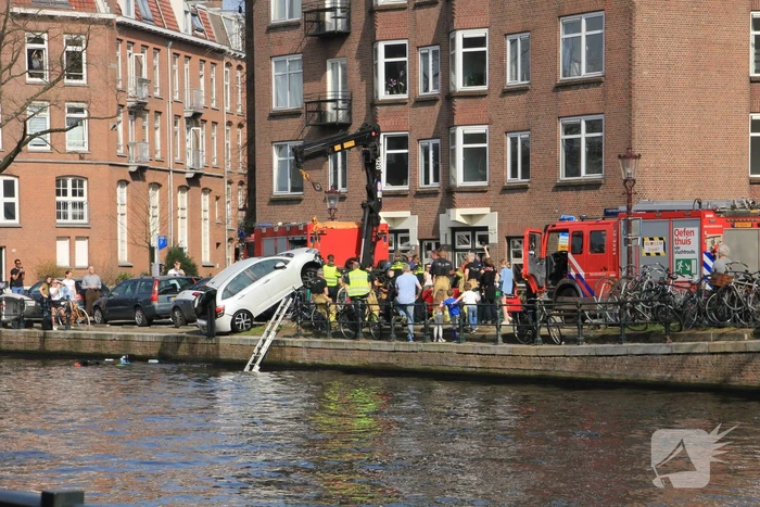 Auto rijdt van kade af