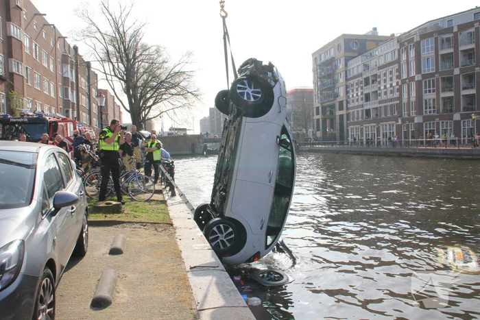 Auto rijdt van kade af