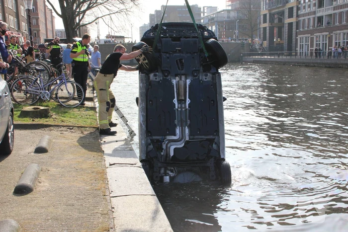 Auto rijdt van kade af