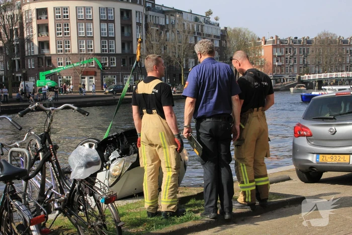 Auto rijdt van kade af