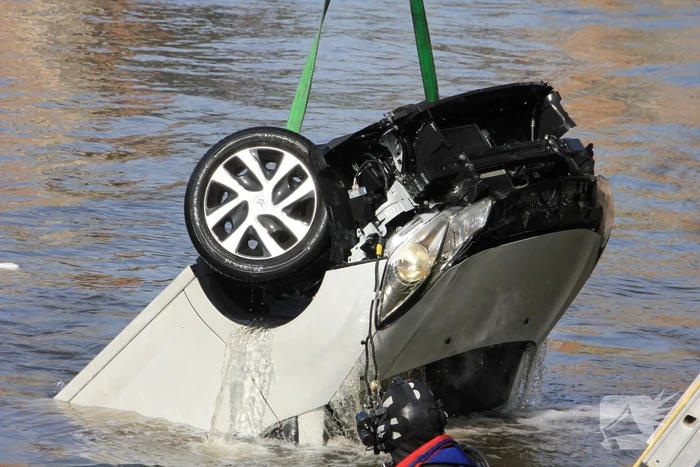 Auto rijdt van kade af