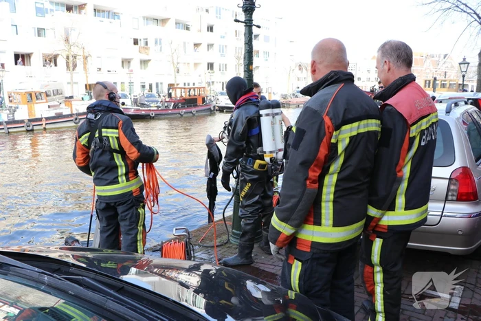 Drie inzittende halen natpak nadat auto te water is geraakt