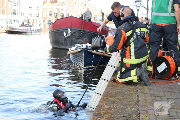 Drie inzittende halen natpak nadat auto te water is geraakt