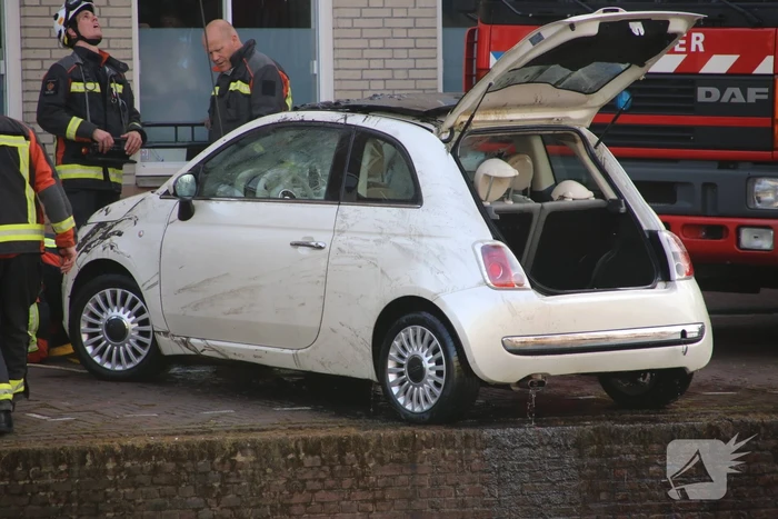 Drie inzittende halen natpak nadat auto te water is geraakt