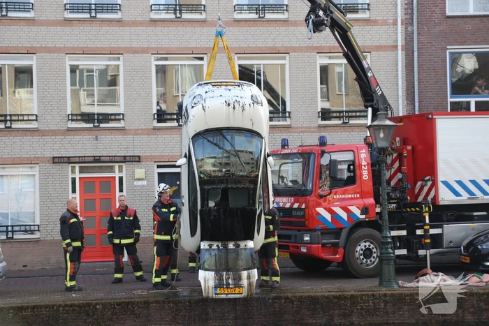 Drie inzittende halen natpak nadat auto te water is geraakt