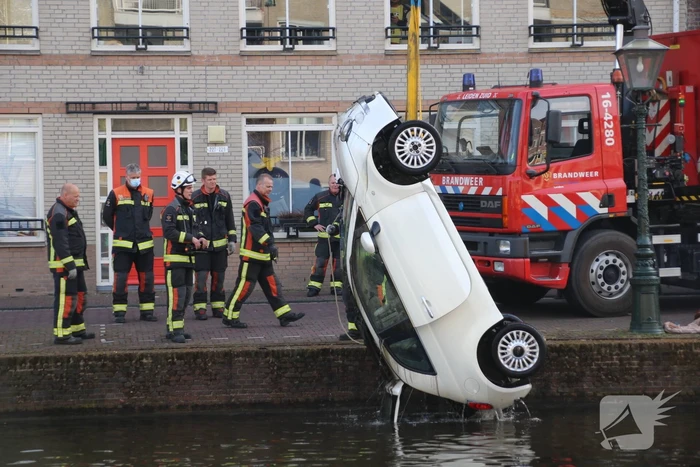Drie inzittende halen natpak nadat auto te water is geraakt