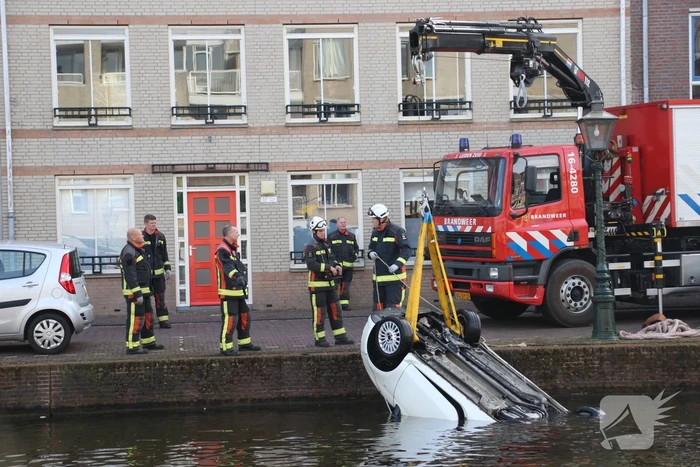 Drie inzittende halen natpak nadat auto te water is geraakt