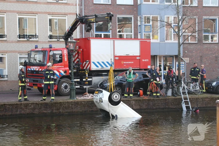 Drie inzittende halen natpak nadat auto te water is geraakt