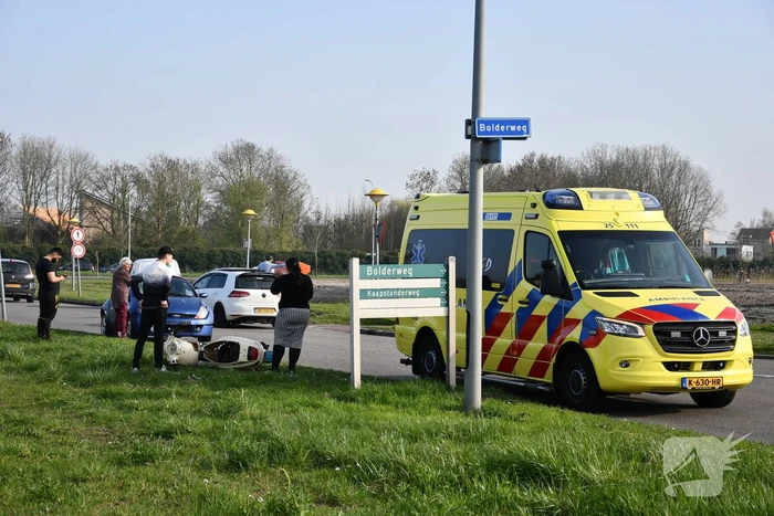 Automobiliste botst op scooterrijder