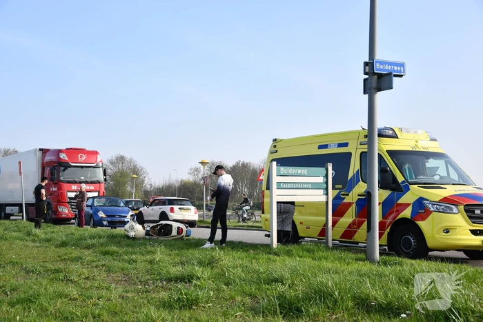 Automobiliste botst op scooterrijder
