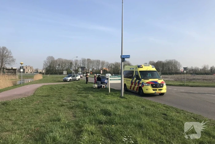 Automobiliste botst op scooterrijder